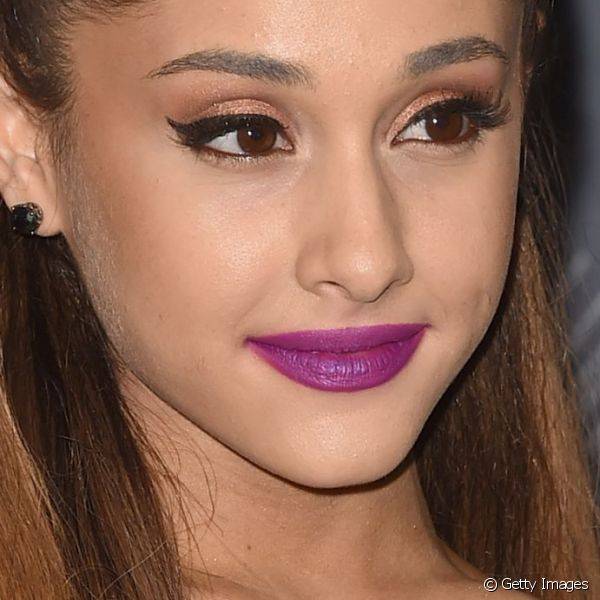 Ariana Grande usou seu famoso traço de delineado gatinho e um batom roxo para comparecer a um evento da MTV, em 2014